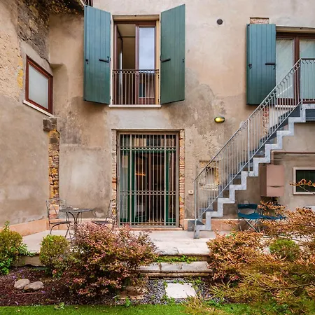 Giardino Di Romeo, 100m Dal Teatro *